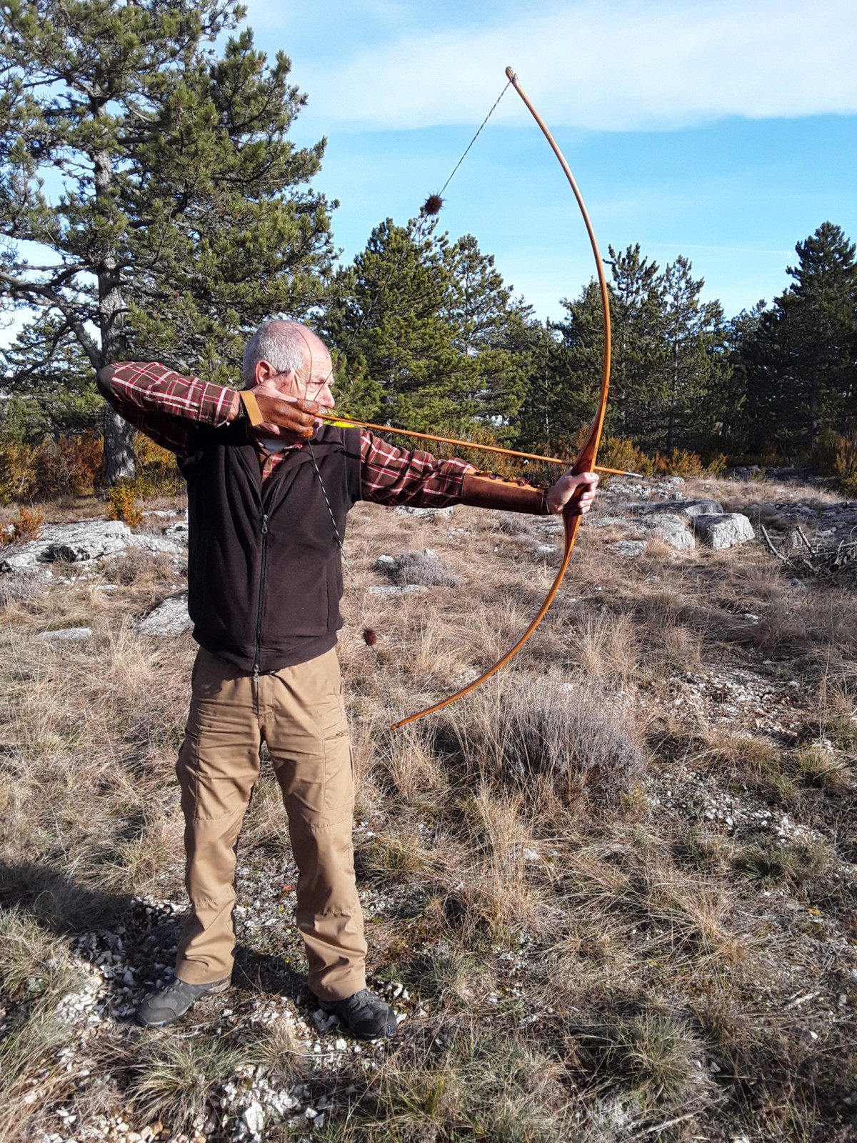 Arc droit dit Longbow à utiliser avec des flèches en bois